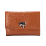 محفظة جلدية بإغلاق بأزرار معدنية