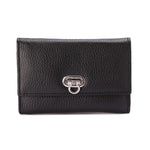 محفظة جلدية بإغلاق بأزرار معدنية