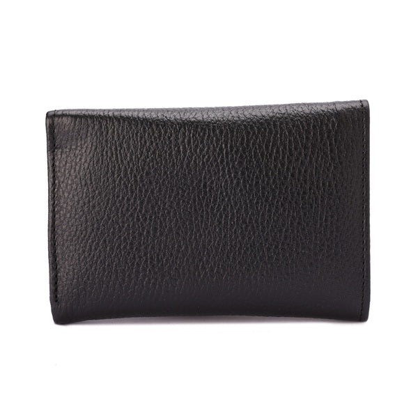 محفظة جلدية بإغلاق بأزرار معدنية