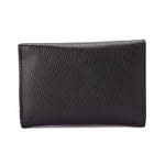 محفظة جلدية بإغلاق بأزرار معدنية