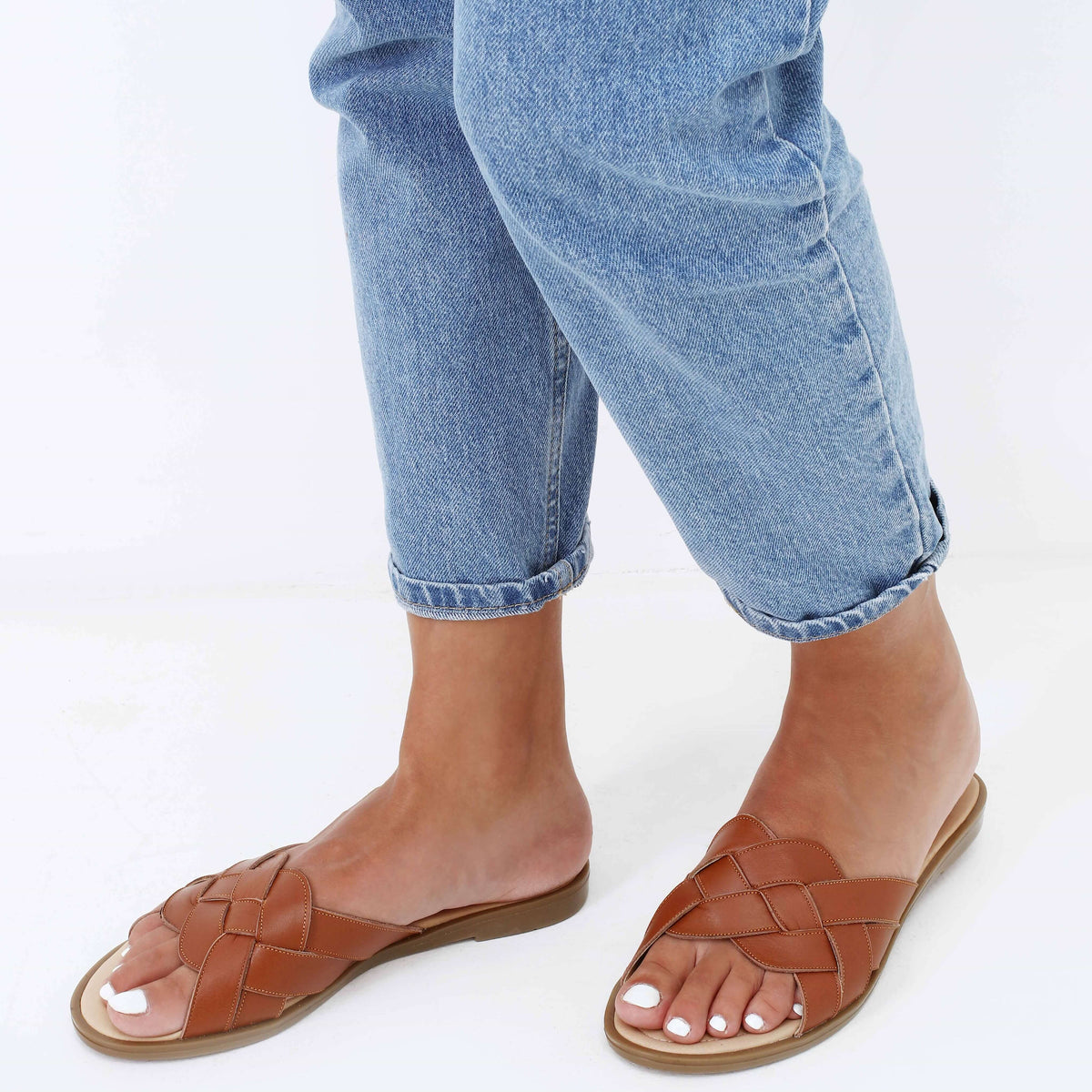 نعال جلدية مضفرة بأشرطة