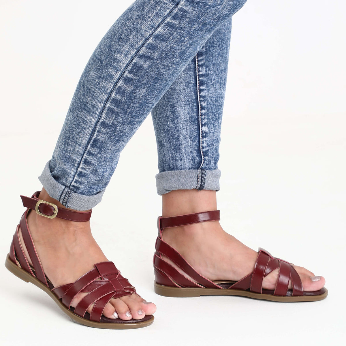 صندل جلدي متعدد الأشرطة ومتعدد الألوان