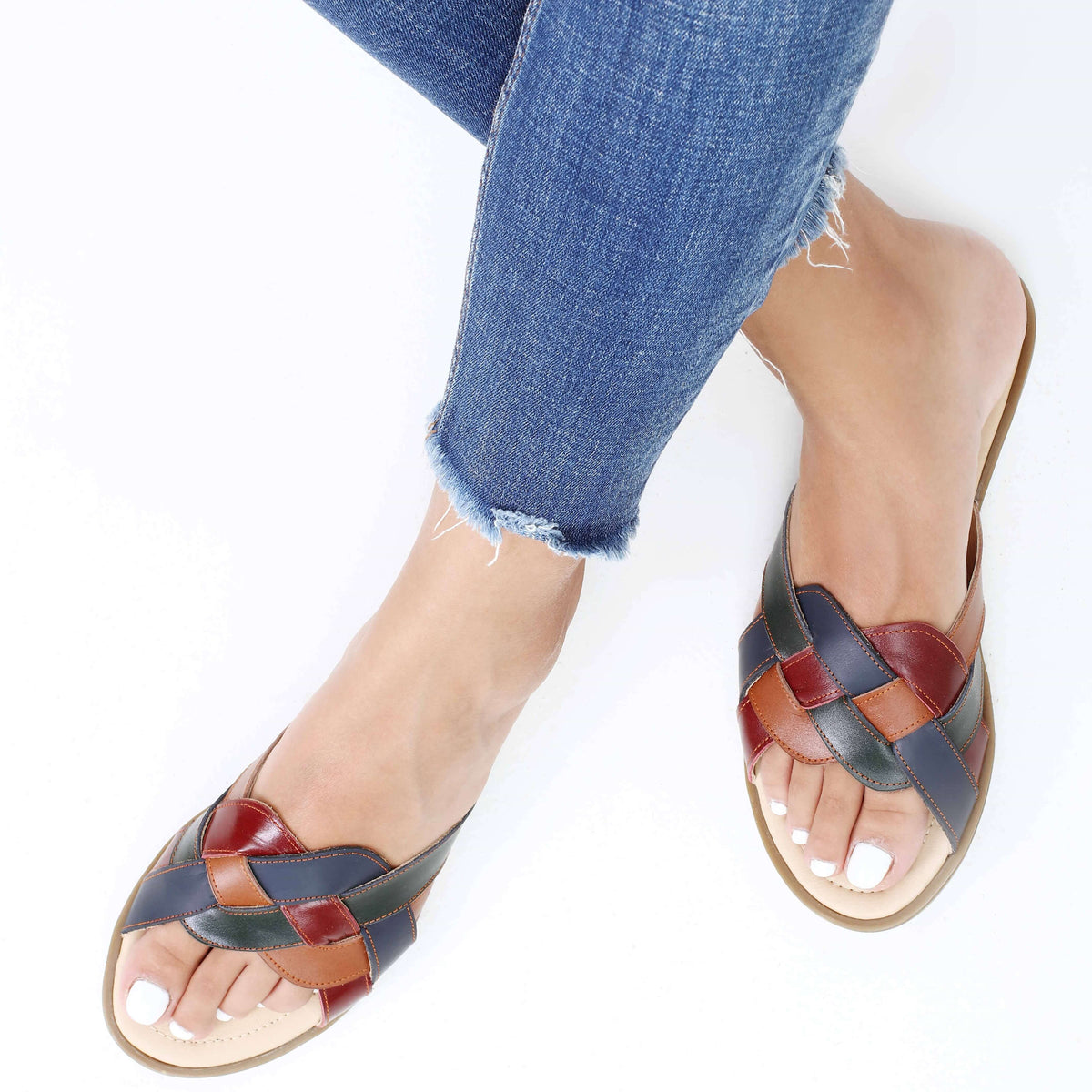 نعال جلدية مضفرة بأشرطة