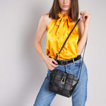 تارا - حقيبة كروس بودي جلدية مع مشبك